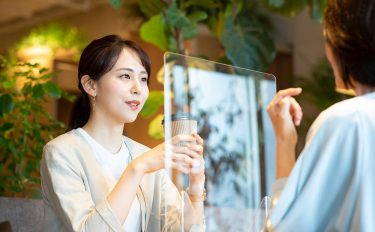 透明で硬いアクリル樹脂。その性質やメリットをわかりやすく解説します！ 